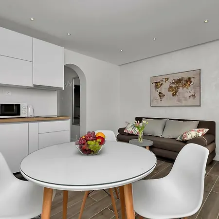 Deluxe Kate * Makarská