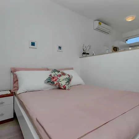 Deluxe Kate * Makarská