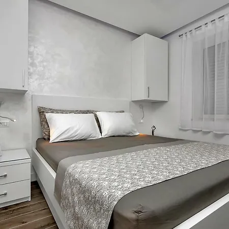 Deluxe Kate Makarská