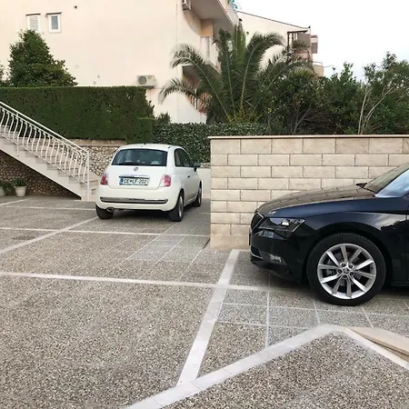 Deluxe Kate Makarská